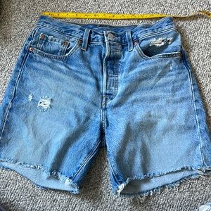 Levi’s Mid thigh shorts